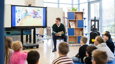 Ministerpräsident Wüst liest gemeinsam mit Henning Krautmacher / Vorleseaktionen mit Kabinettmitgliedern im ganzen Land