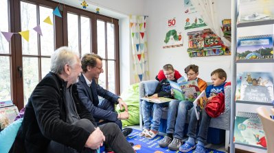 Ministerpräsident Wüst liest gemeinsam mit Henning Krautmacher / Vorleseaktionen mit Kabinettmitgliedern im ganzen Land