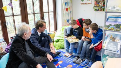 Ministerpräsident Wüst liest gemeinsam mit Henning Krautmacher / Vorleseaktionen mit Kabinettmitgliedern im ganzen Land