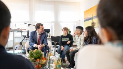 Ministerpräsident Hendrik Wüst lädt Schülerinnen und Schüler des Grundschulzentrums Sonnenstraße in die Staatskanzlei ein