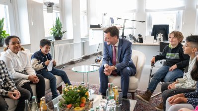 Ministerpräsident Hendrik Wüst lädt Schülerinnen und Schüler des Grundschulzentrums Sonnenstraße in die Staatskanzlei ein