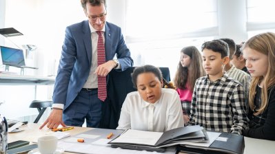 Ministerpräsident Hendrik Wüst lädt Schülerinnen und Schüler des Grundschulzentrums Sonnenstraße in die Staatskanzlei ein