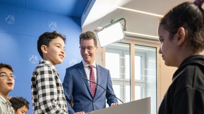 Ministerpräsident Hendrik Wüst lädt Schülerinnen und Schüler des Grundschulzentrums Sonnenstraße in die Staatskanzlei ein