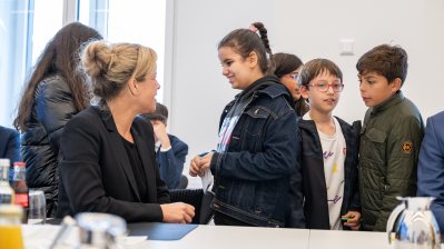Ministerpräsident Hendrik Wüst lädt Schülerinnen und Schüler des Grundschulzentrums Sonnenstraße in die Staatskanzlei ein