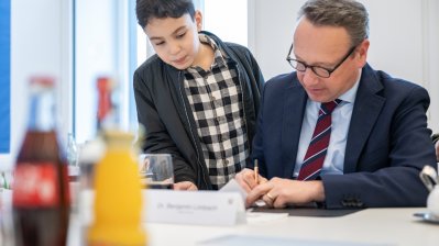 Ministerpräsident Hendrik Wüst lädt Schülerinnen und Schüler des Grundschulzentrums Sonnenstraße in die Staatskanzlei ein