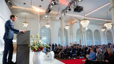 Ministerpräsident Hendrik Wüst verleiht den Staatspreis an Bundeskanzlerin a.D. Dr. Angela Merkel-
