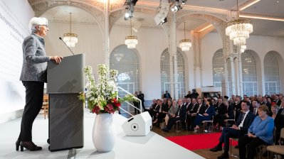 Ministerpräsident Hendrik Wüst verleiht den Staatspreis an Bundeskanzlerin a.D. Dr. Angela Merkel-