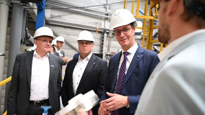 Eröffnung einer Metallpulveranlage beim Stahlhersteller Outokumpu in Krefeld