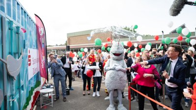 Ministerpräsident Hendrik Wüst weiht ersten Schwimmcontainer „narwali“ im Regierungsbezirk Köln ein