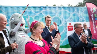 Ministerpräsident Hendrik Wüst weiht ersten Schwimmcontainer „narwali“ im Regierungsbezirk Köln ein