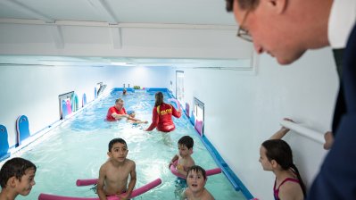 Ministerpräsident Hendrik Wüst weiht ersten Schwimmcontainer „narwali“ im Regierungsbezirk Köln ein