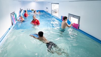 Ministerpräsident Hendrik Wüst weiht ersten Schwimmcontainer „narwali“ im Regierungsbezirk Köln ein