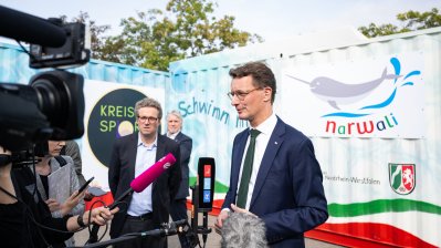 Ministerpräsident Hendrik Wüst weiht ersten Schwimmcontainer „narwali“ im Regierungsbezirk Köln ein