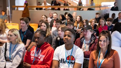 30 Jahre Solingen – Ministerpräsident Hendrik Wüst erinnert sich mit Schülerinnen und Schülern an Brandanschlag