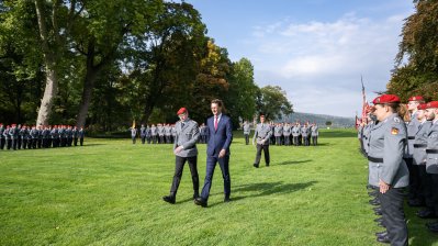 Ministerpräsident Hendrik Wüst verleiht das Fahnenband des Landes an das ABC-Abwehrbataillon 7 der Bundeswehr in Höxter