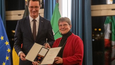 Bundesverdienstorden an Erika Zeising aus Bielefeld 