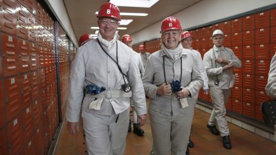 Ministerpräsidentin Kraft und US Botschafter Emerson laufen durch einen Gang im Marler Bergwerk Auguste Victoria.