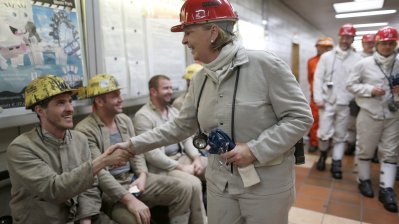 Ministerpräsidentin Kraft begrüßt Bergarbeiter im Bergwerk Auguste Victoria in Marl.