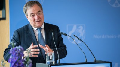 Ministerpräsident Armin Laschet verleiht den Landesverdienstorden an zehn Bürgerinnen und Bürger