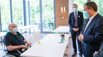 Verabschiedung eines italienischen COVID-19-Patienten anlässlich seiner Rückverlegung von Nordrhein-Westfalen nach Italien