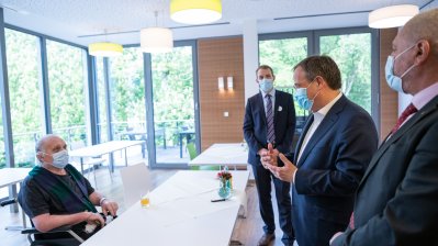 Verabschiedung eines italienischen COVID-19-Patienten anlässlich seiner Rückverlegung von Nordrhein-Westfalen nach Italien