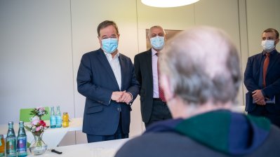 Verabschiedung eines italienischen COVID-19-Patienten anlässlich seiner Rückverlegung von Nordrhein-Westfalen nach Italien