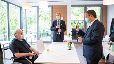 Verabschiedung eines italienischen COVID-19-Patienten anlässlich seiner Rückverlegung von Nordrhein-Westfalen nach Italien