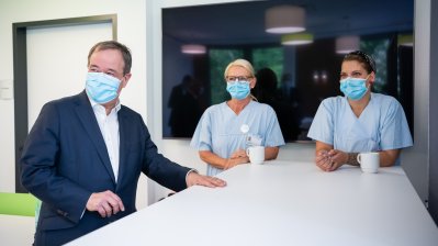 Verabschiedung eines italienischen COVID-19-Patienten anlässlich seiner Rückverlegung von Nordrhein-Westfalen nach Italien