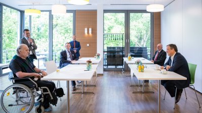 Verabschiedung eines italienischen COVID-19-Patienten anlässlich seiner Rückverlegung von Nordrhein-Westfalen nach Italien