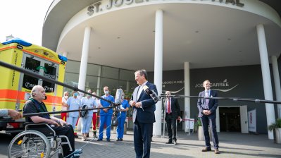 Verabschiedung eines italienischen COVID-19-Patienten anlässlich seiner Rückverlegung von Nordrhein-Westfalen nach Italien