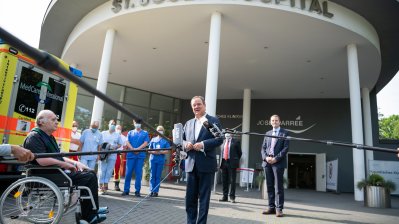 Verabschiedung eines italienischen COVID-19-Patienten anlässlich seiner Rückverlegung von Nordrhein-Westfalen nach Italien