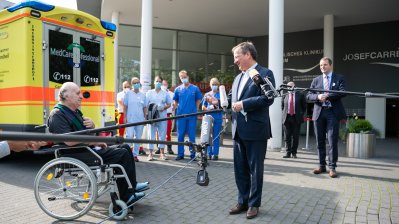 Verabschiedung eines italienischen COVID-19-Patienten anlässlich seiner Rückverlegung von Nordrhein-Westfalen nach Italien