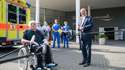 Verabschiedung eines italienischen COVID-19-Patienten anlässlich seiner Rückverlegung von Nordrhein-Westfalen nach Italien