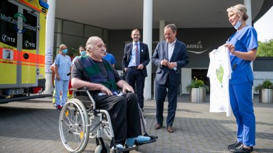 Verabschiedung eines italienischen COVID-19-Patienten anlässlich seiner Rückverlegung von Nordrhein-Westfalen nach Italien