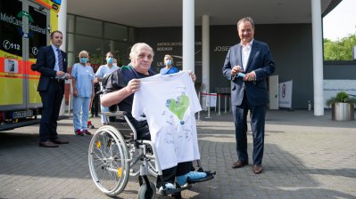 Verabschiedung eines italienischen COVID-19-Patienten anlässlich seiner Rückverlegung von Nordrhein-Westfalen nach Italien