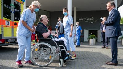 Verabschiedung eines italienischen COVID-19-Patienten anlässlich seiner Rückverlegung von Nordrhein-Westfalen nach Italien