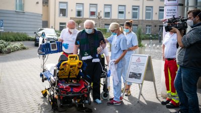 Verabschiedung eines italienischen COVID-19-Patienten anlässlich seiner Rückverlegung von Nordrhein-Westfalen nach Italien