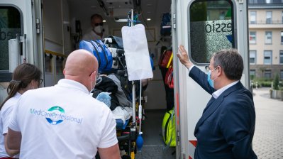 Verabschiedung eines italienischen COVID-19-Patienten anlässlich seiner Rückverlegung von Nordrhein-Westfalen nach Italien