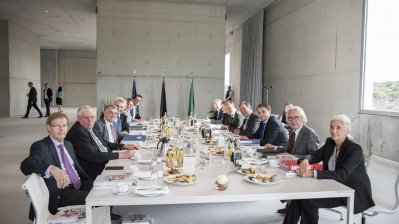 Gruppenfoto am Tisch