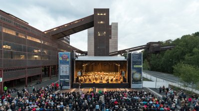 Großaufnahme mit Publikum und Bühne am frühen Abend
