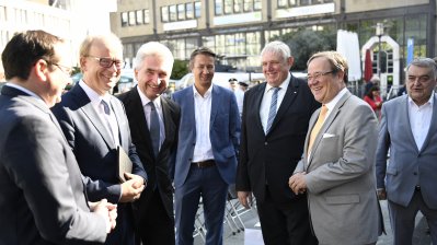 Ministerpräsident Laschet spricht mit Ministern und OB Kufen