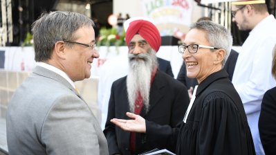 Ministerpräsident Armin Laschet im Gespräch mit zwei Vertretern der verschiedenen Religionen