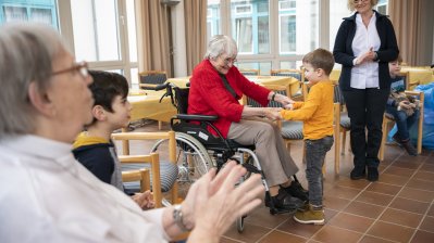 Ministerpräsident Armin Laschet besucht die „Generationsbrücke“ im Marienheim in Aachen
