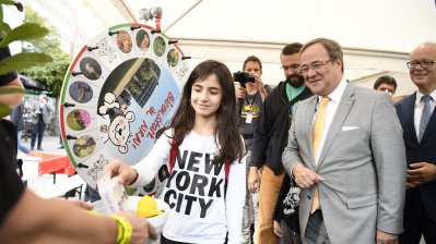 Ein Mädchen macht bei einer Tombola mit