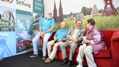 Ministerpräsident Armin Laschet unterhält sich mit Bürgern auf dem Roten Sofa