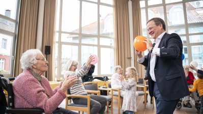 Ministerpräsident Armin Laschet besucht die „Generationsbrücke“ im Marienheim in Aachen