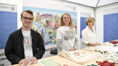 Am Stand des NRW-Shops