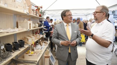 An einem Stand mit Holzarbeiten