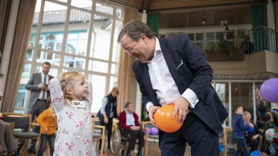 Ministerpräsident Armin Laschet besucht die „Generationsbrücke“ im Marienheim in Aachen