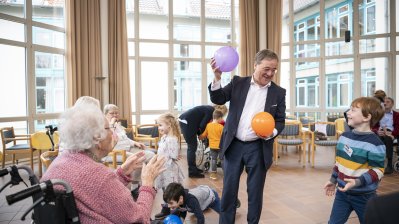 Ministerpräsident Armin Laschet besucht die „Generationsbrücke“ im Marienheim in Aachen